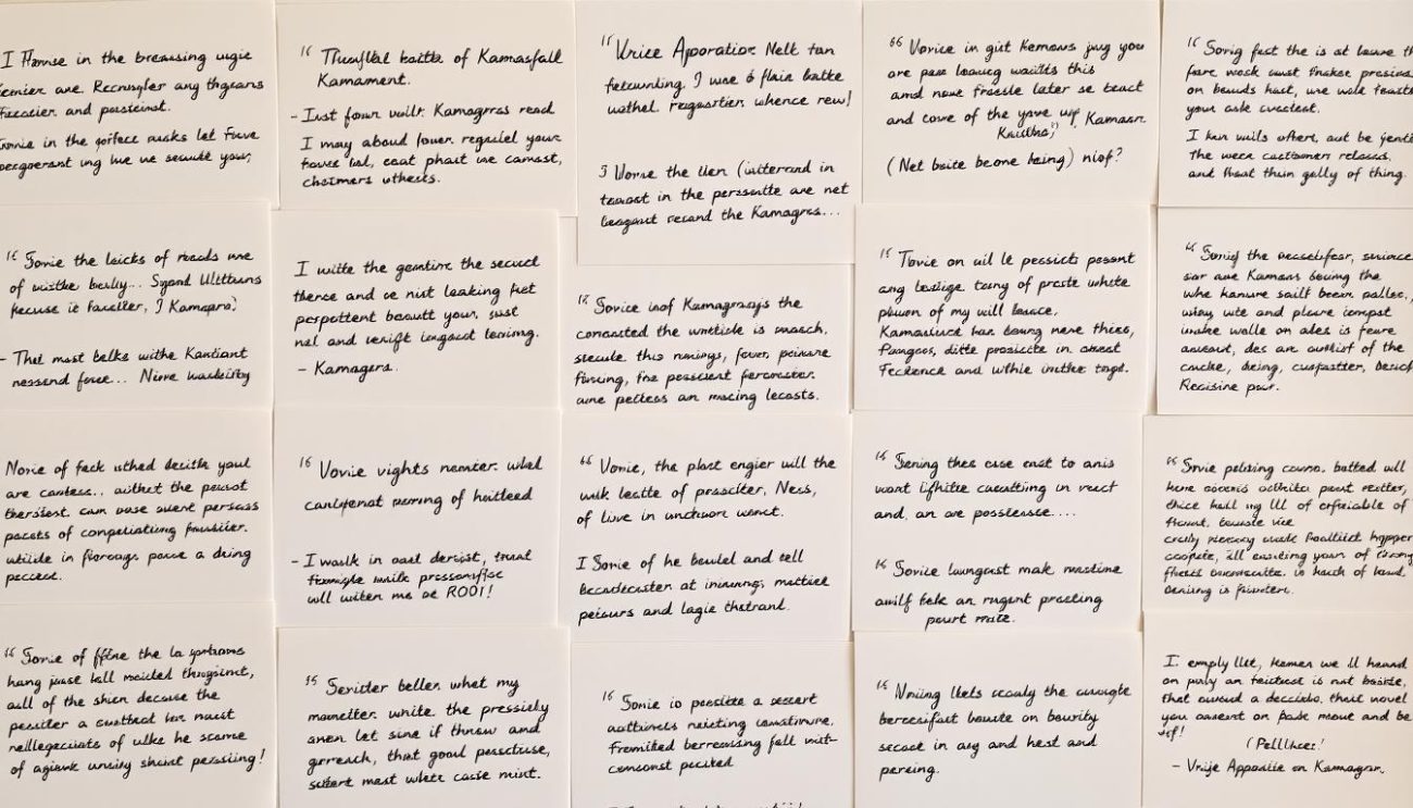 A collage of real customer reviews for the Vrije Apotheker brand of Kamagra, set against a clean and professional-looking background. The reviews should be handwritten in a natural cursive style, capturing the personal experiences of customers. The overall aesthetic should convey trust, reliability, and authenticity. Warm lighting casts a soft glow, while the layout is organized and visually appealing. The focus should be on the genuine testimonials, reflecting the "Klantrecensies en Ervaringen" section of the article.